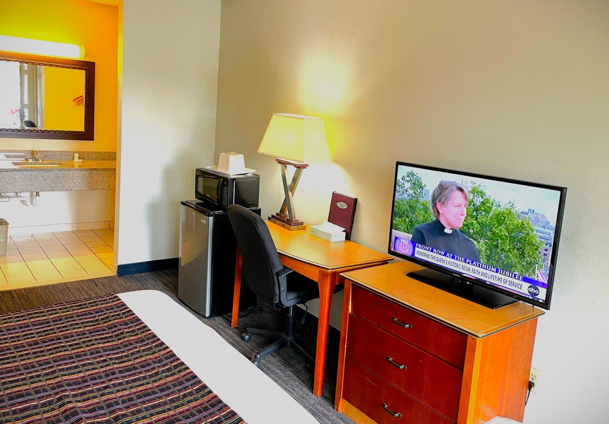 Triple Queen Suite,1413524684:JPEG